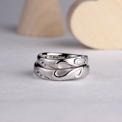 羽とイニシャルのオーダーメイドマリッジリング - 徳島の結婚指輪